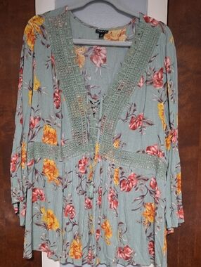 NWOT SIZE 2 Torrid Sage Green Floral Lace-Up Crochet Tunic
